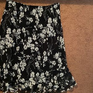 Gorgeous Chiffon-like Floral skirt in Black & White w/ Ruffle Detail